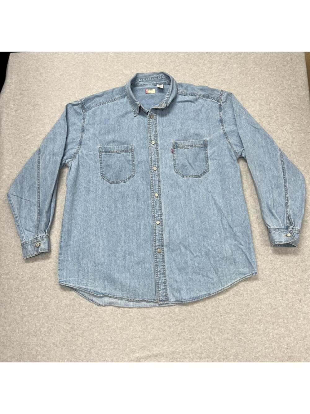 Vintage Levi's Red Tab Denim Button Up Shirt Men's XL Light Wash Long Sleeve Top